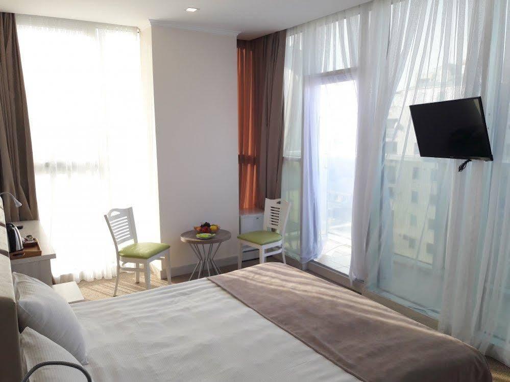 Hotel Green Glass Batumi Kültér fotó
